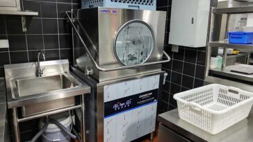 Hood Type Dishwasher: Compact Efficiency for Restaurant Kitchens