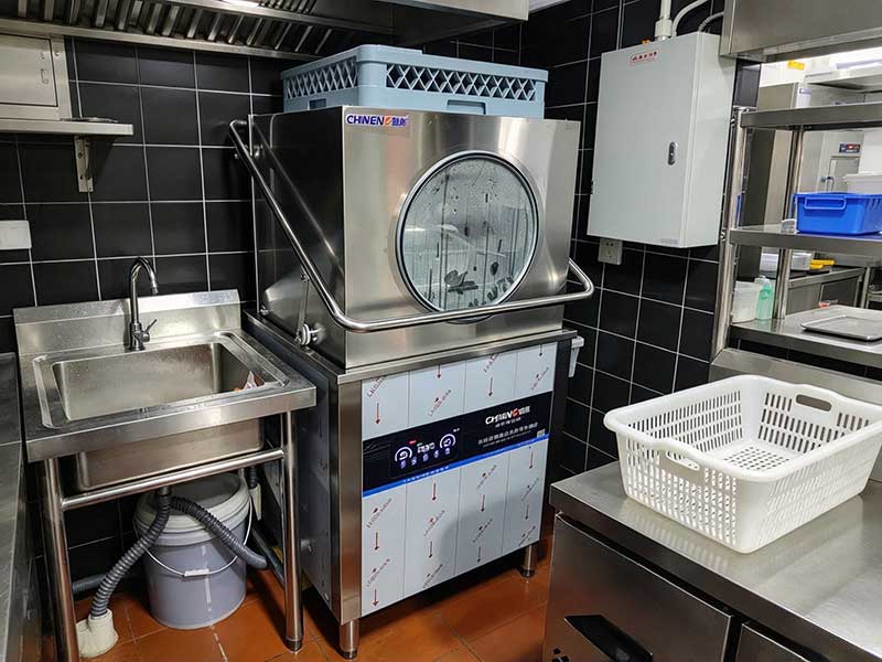 Hood Type Dishwasher: Compact Efficiency for Restaurant Kitchens